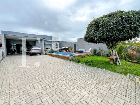 Casa com 110m², 2 dormitórios, 2 suítes, 4 vagas, no bairro Rainha do Mar em Xangri-Lá
