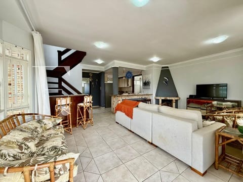 Casa com 202m², 4 dormitórios, 1 suíte, 2 vagas, no bairro Noiva do Mar em Xangri-Lá