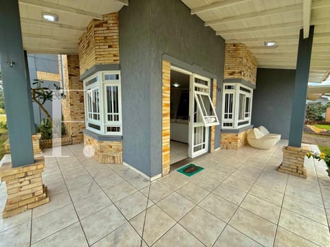 Casa com 202m², 4 dormitórios, 1 suíte, 2 vagas, no bairro Noiva do Mar em Xangri-Lá
