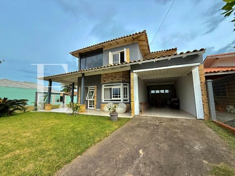 Casa com 202m², 4 dormitórios, 1 suíte, 2 vagas, no bairro Noiva do Mar em Xangri-Lá