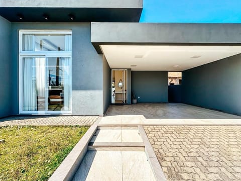 Casa com 160m², 3 dormitórios, 1 suíte, 2 vagas, no bairro Rainha do Mar em Xangri-Lá
