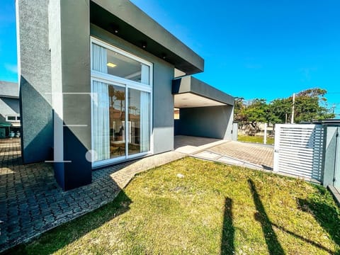 Casa com 160m², 3 dormitórios, 1 suíte, 2 vagas, no bairro Rainha do Mar em Xangri-Lá