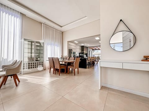 Casa com 160m², 3 dormitórios, 1 suíte, 2 vagas, no bairro Rainha do Mar em Xangri-Lá