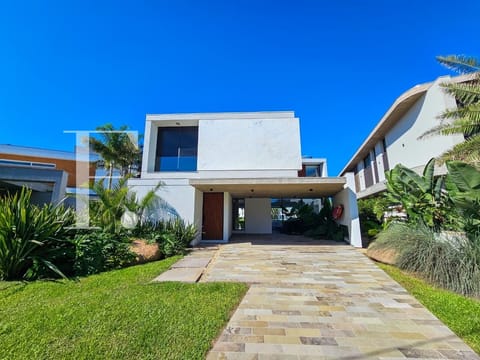 Sobrado com 474m², 5 dormitórios, 5 suítes, 2 vagas, Enseada Lagos em Xangri-Lá