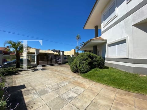 Casa com 462m², 6 dormitórios, 4 suítes, 2 vagas, no bairro Noiva do Mar em Xangri-Lá