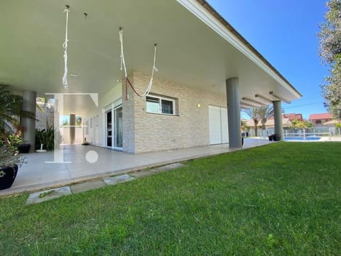 Casa com 462m², 6 dormitórios, 4 suítes, 2 vagas, no bairro Noiva do Mar em Xangri-Lá