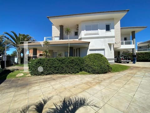 Casa com 462m², 6 dormitórios, 4 suítes, 2 vagas, no bairro Noiva do Mar em Xangri-Lá