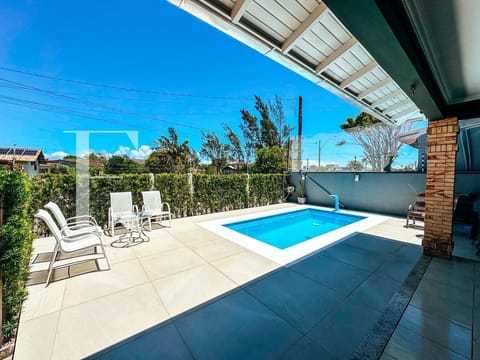 Casa com 170m², 3 dormitórios, 1 suíte, 4 vagas, no bairro Rainha do Mar em Xangri-Lá