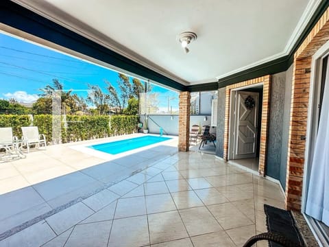 Casa com 170m², 3 dormitórios, 1 suíte, 4 vagas, no bairro Rainha do Mar em Xangri-Lá