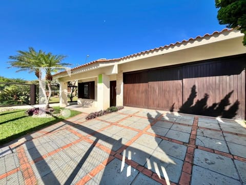 Casa com 200m², 4 dormitórios, 2 suítes, 2 vagas, no bairro Centro em Xangri-Lá