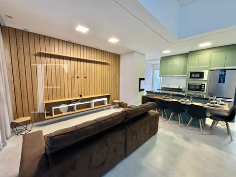 Casa com 80m², 2 dormitórios, 1 suíte, 2 vagas, no bairro Zona Nova em Capão da Canoa