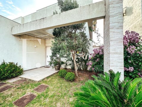 Sobrado com 152m², 4 dormitórios, 2 suítes, 2 vagas, Pateo Marbella em Xangri-Lá