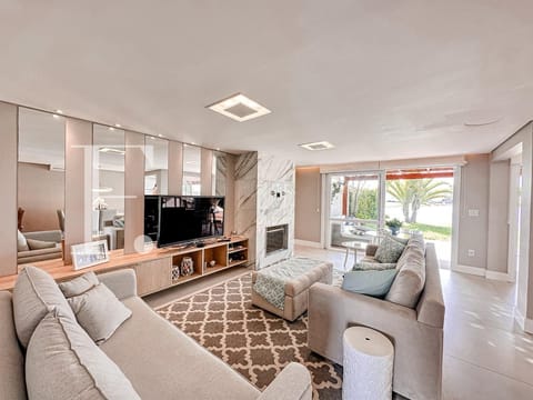 Sobrado com 152m², 4 dormitórios, 2 suítes, 2 vagas, Pateo Marbella em Xangri-Lá