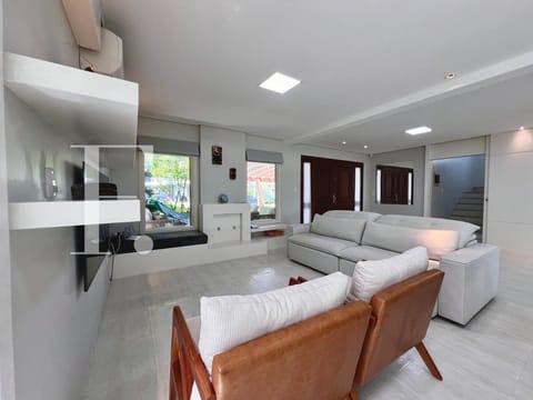 Sobrado com 350m², 5 dormitórios, 2 suítes, 4 vagas, Atlântida Lagos Park em Xangri-Lá
