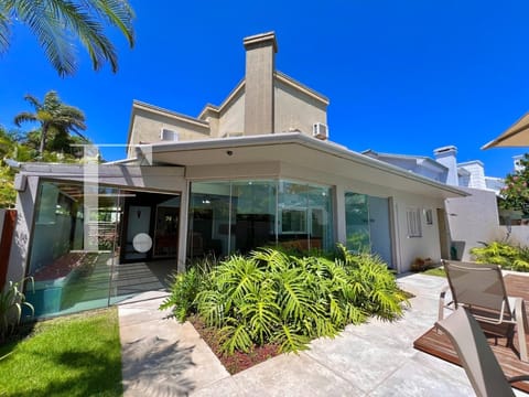Sobrado com 350m², 5 dormitórios, 2 suítes, 4 vagas, Atlântida Lagos Park em Xangri-Lá
