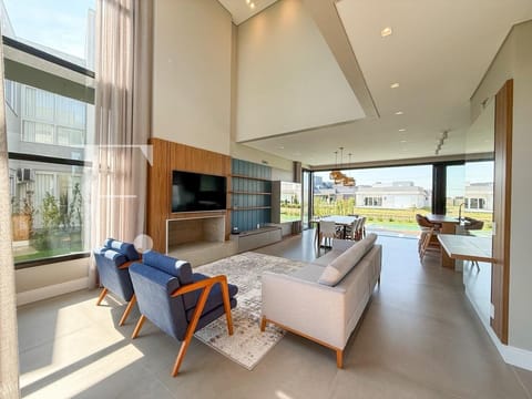 Sobrado com 230m², 5 dormitórios, 5 suítes, 2 vagas, Riviera em Xangri-Lá