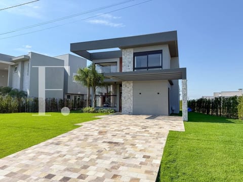 Sobrado com 230m², 5 dormitórios, 5 suítes, 2 vagas, Riviera em Xangri-Lá