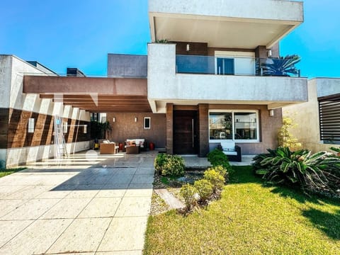 Sobrado com 300m², 4 dormitórios, 4 suítes, 2 vagas, Atlântico Villas Club em Atlântida Sul