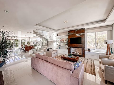 Sobrado com 300m², 4 dormitórios, 4 suítes, 2 vagas, Atlântico Villas Club em Atlântida Sul
