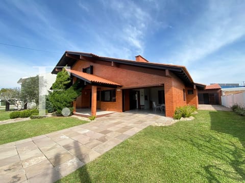 Casa com 260m², 6 dormitórios, 4 suítes, 4 vagas, no bairro Centro em Xangri-Lá