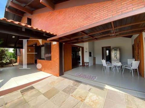 Casa com 260m², 6 dormitórios, 4 suítes, 4 vagas, no bairro Centro em Xangri-Lá