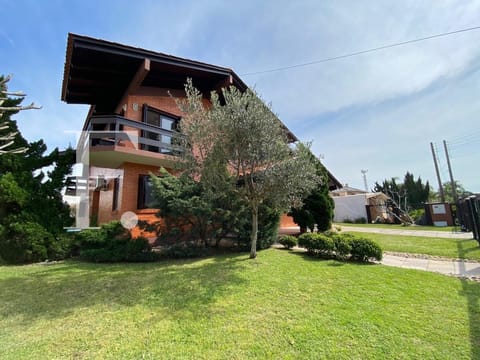 Casa com 260m², 6 dormitórios, 4 suítes, 4 vagas, no bairro Centro em Xangri-Lá