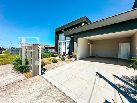 Casa com 144m², 3 dormitórios, 1 suíte, 2 vagas, Santorini em Xangri-Lá