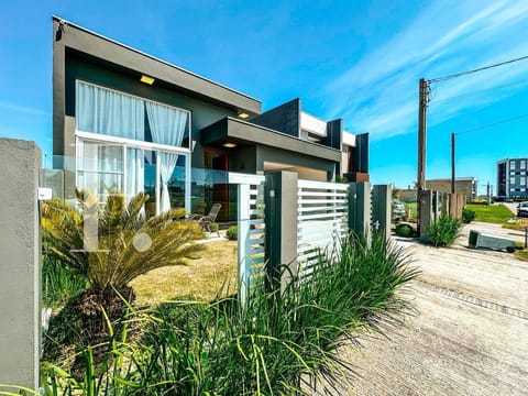 Casa com 144m², 3 dormitórios, 1 suíte, 2 vagas, Santorini em Xangri-Lá