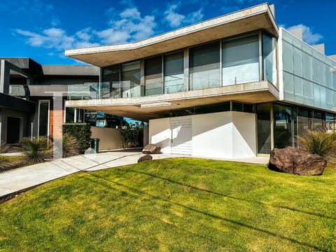 Sobrado com 600m², 5 dormitórios, 5 suítes, 2 vagas, Enseada Lagos em Xangri-Lá