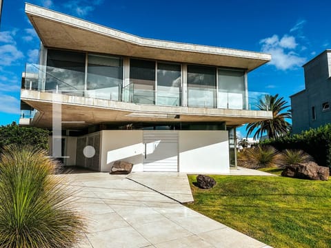 Sobrado com 600m², 5 dormitórios, 5 suítes, 2 vagas, Enseada Lagos em Xangri-Lá