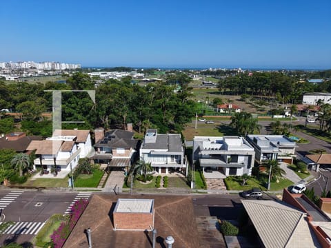 Sobrado com 330m², 5 dormitórios, 5 suítes, 2 vagas, Porto Coronado em Xangri-Lá
