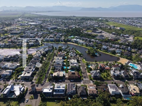 Sobrado com 330m², 5 dormitórios, 5 suítes, 2 vagas, Porto Coronado em Xangri-Lá