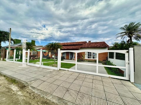 Casa com 521m², 3 dormitórios, 1 suíte, 2 vagas, no bairro Atlântida em Xangri-Lá