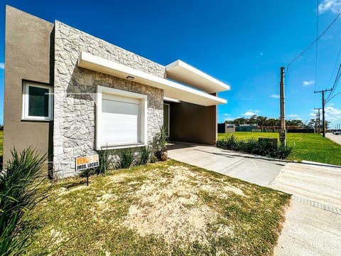 Casa com 130m², 3 dormitórios, 3 suítes, 2 vagas, Santorini em Xangri-Lá