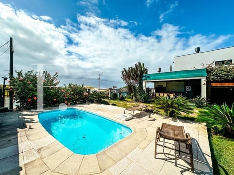 Casa com 284m², 4 dormitórios, 4 suítes, 4 vagas, no bairro Atlântida em Xangri-Lá