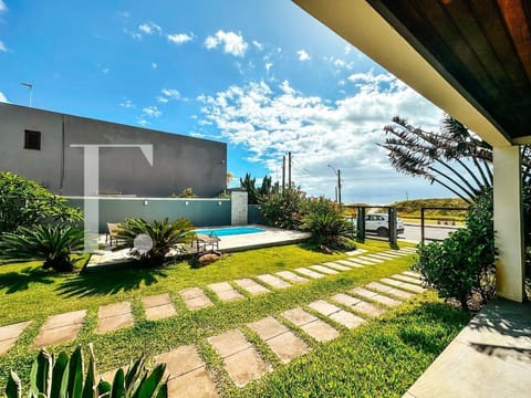 Casa com 284m², 4 dormitórios, 4 suítes, 4 vagas, no bairro Atlântida em Xangri-Lá