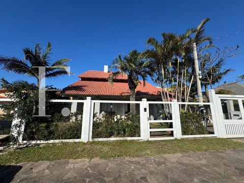 Casa com 381m², 4 dormitórios, 2 suítes, no bairro Atlântida em Xangri-Lá