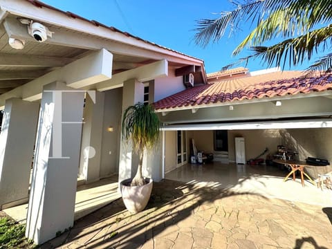 Casa com 381m², 4 dormitórios, 2 suítes, no bairro Atlântida em Xangri-Lá