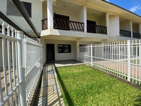 Duplex com 90m², 2 dormitórios, 1 vaga, no bairro Maristela em Xangri-Lá