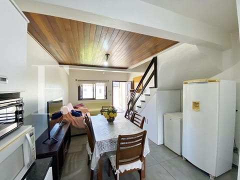 Duplex com 90m², 2 dormitórios, 1 vaga, no bairro Maristela em Xangri-Lá
