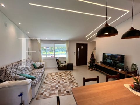 Casa com 180m², 4 dormitórios, 2 suítes, 2 vagas, no bairro Atlântida em Xangri-Lá