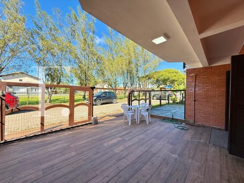 Duplex com 78m², 2 dormitórios, 1 vaga, no bairro Centro em Xangri-Lá