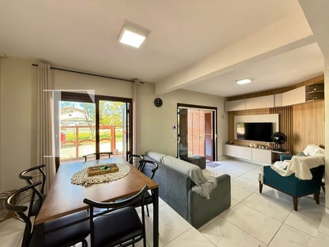 Duplex com 78m², 2 dormitórios, 1 vaga, no bairro Centro em Xangri-Lá