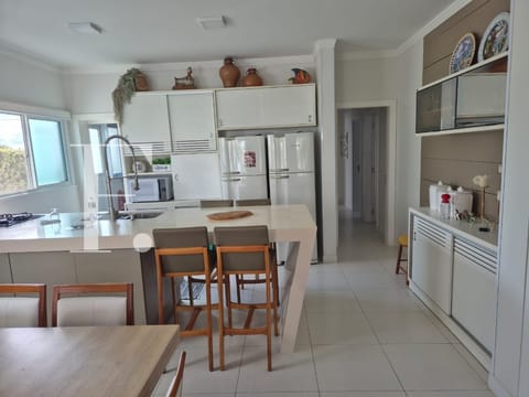 Casa Condomínio com 165m², 4 dormitórios, 4 suítes, 2 vagas, Atlântico Villas Club em Atlântida Sul