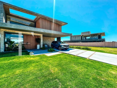 Sobrado com 434m², 5 dormitórios, 5 suítes, 2 vagas, Lótus em Xangri-Lá