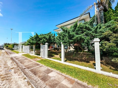 Casa com 400m², 4 dormitórios, 2 suítes, 5 vagas, no bairro Atlântida em Xangri-Lá