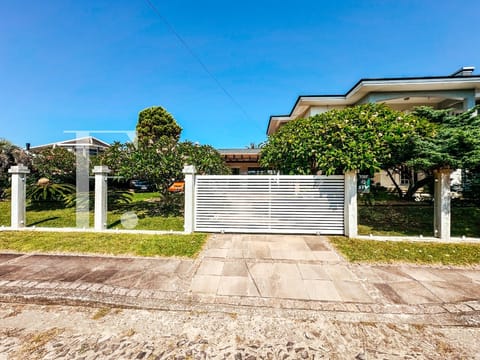 Casa com 400m², 4 dormitórios, 2 suítes, 5 vagas, no bairro Atlântida em Xangri-Lá