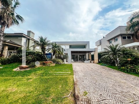 Sobrado com 270m², 4 dormitórios, 4 suítes, 2 vagas, Ventura Club em Xangri-Lá