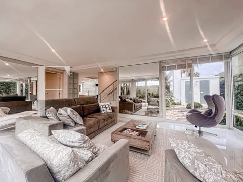 Sobrado com 270m², 4 dormitórios, 4 suítes, 2 vagas, Ventura Club em Xangri-Lá