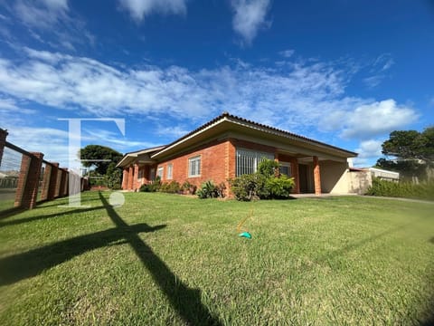 Casa com 257m², 7 dormitórios, 2 suítes, 3 vagas, no bairro Atlântida em Xangri-Lá